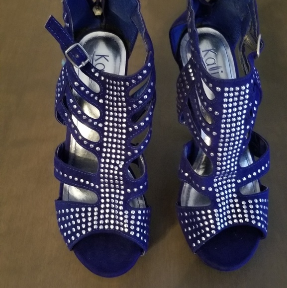 Blue heels. - Picture 2 of 4